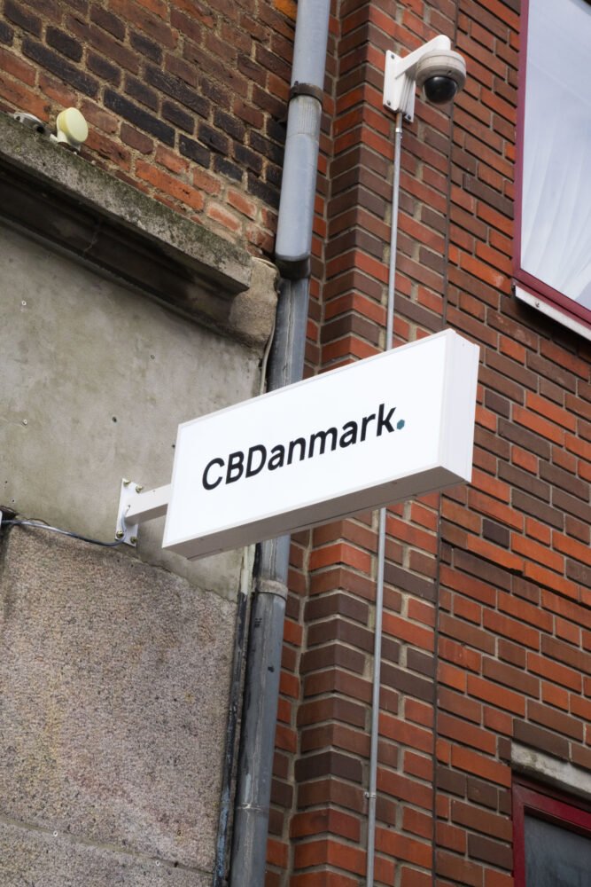 Billedet viser CBDanmark skiltet ude foran Jagvej butikken