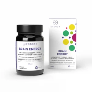Endoca Brain Energy CBD gummies i sort bøtte og hvid æske med blåbærsmag, vist på lys baggrund.