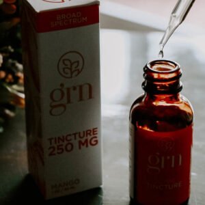 CBD-olie med pipette ved siden af et ur – hvor lang tid tager CBD om at virke
