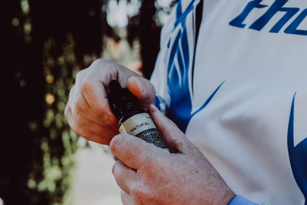 CBD olie i pipetteflaske med tydelig angivelse af styrke