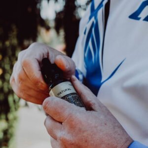 Pipetteflaske med CBD olie på et bord – overblik over cbd olie bivirkninger