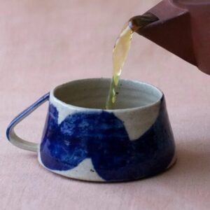 billedet viser en kop hvor der bliver hældt hampete i den