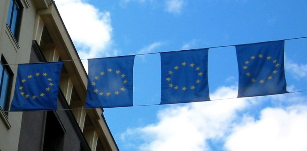 EU-flag foran bygning – novel food-godkendelse af CBD i EU