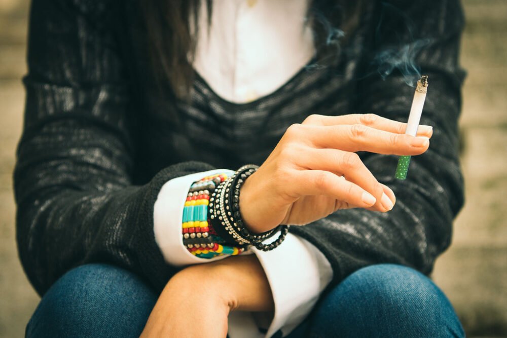 Hampeblomster, trim og moonrocks lagt frem på et bord