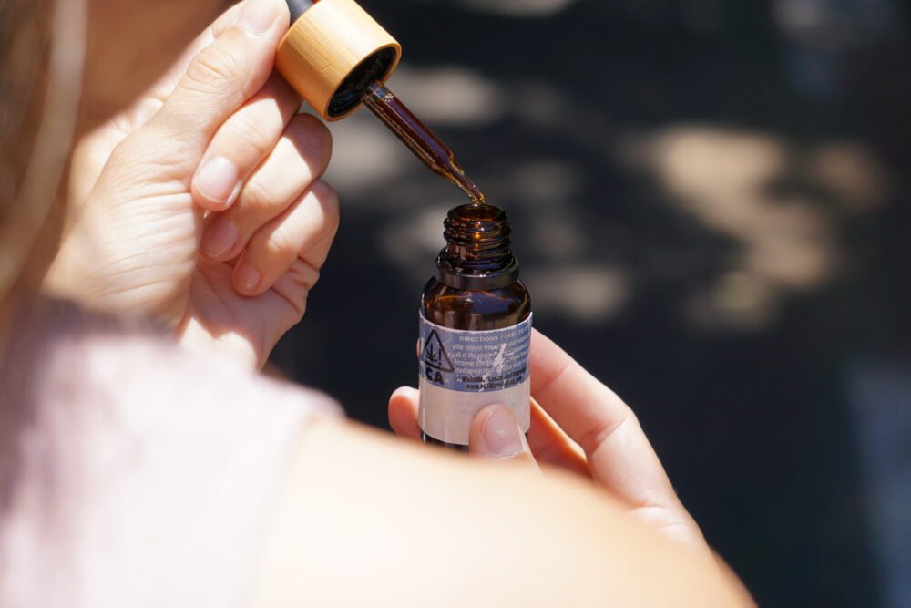 CBD-olie med pipette som del af en aftenrutine