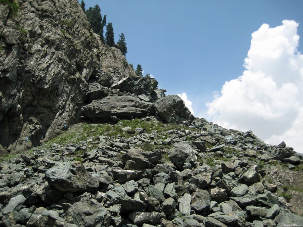 Bjergklipper i Himalaya hvor shilajit høstes