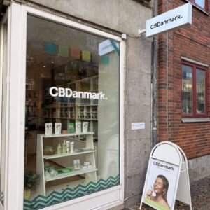Billedet viser butiksfronten af CBDanmark på Jagtvej