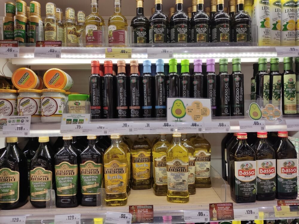 Flasker med olivenolie og kokosolie som bærerolier i CBD olie