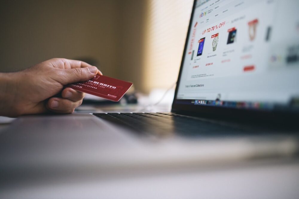 Person handler CBD på udenlandsk webshop med laptop og betalingskort