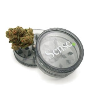 Sort Sense plastik grinder med lyst logo – CBDanmark