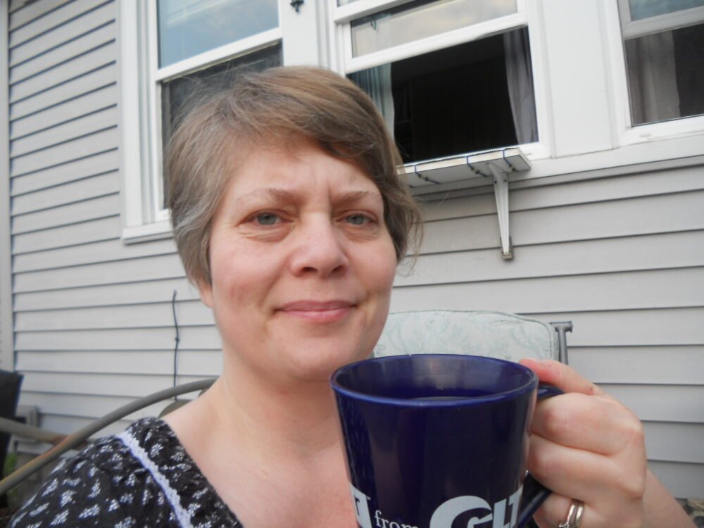 Kvinde med træthed om morgenen efter CBD olie taget om aftenen
